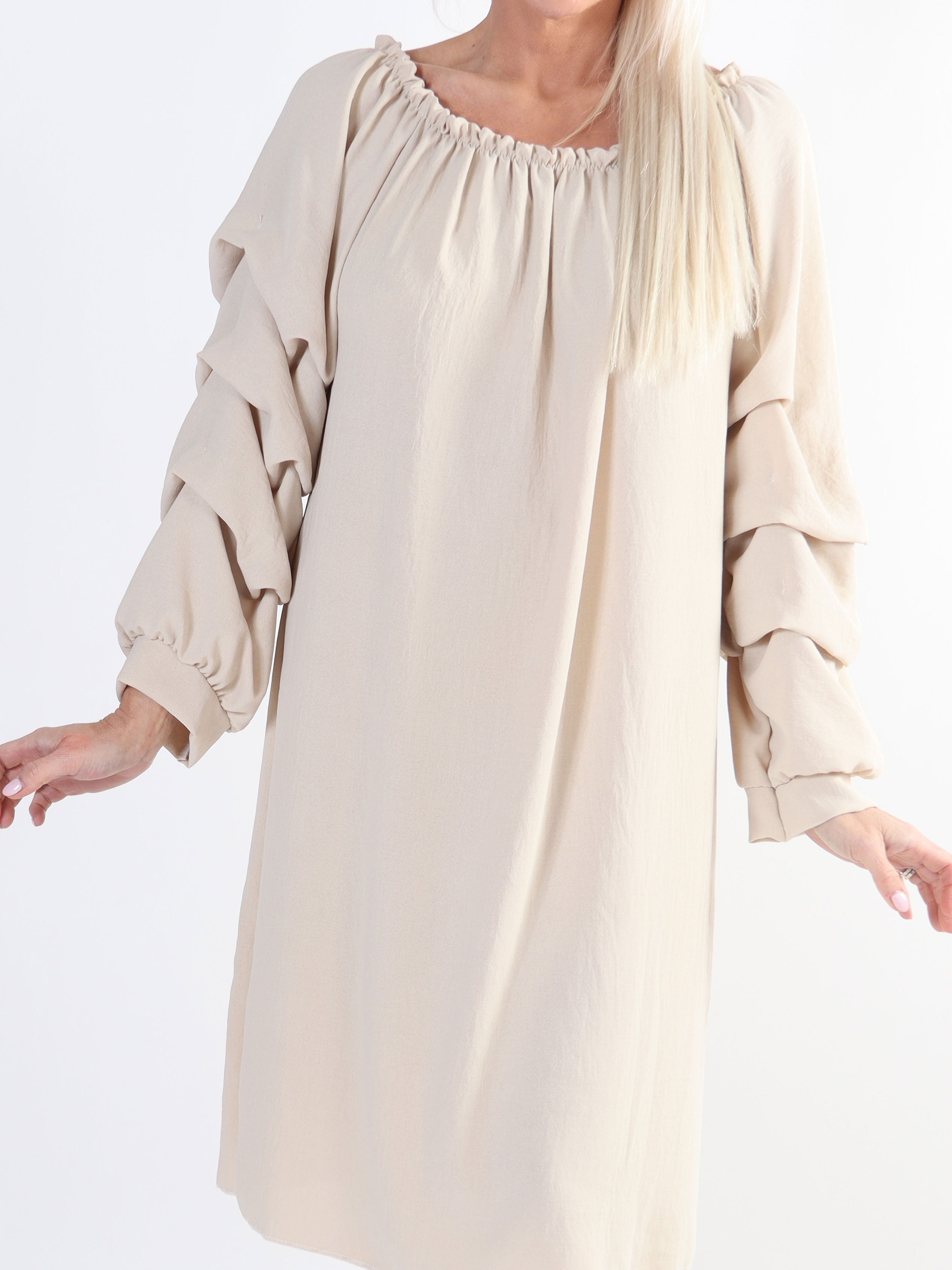 Joanna - Klänning i viskos med rynkad ärm i stora storlekar